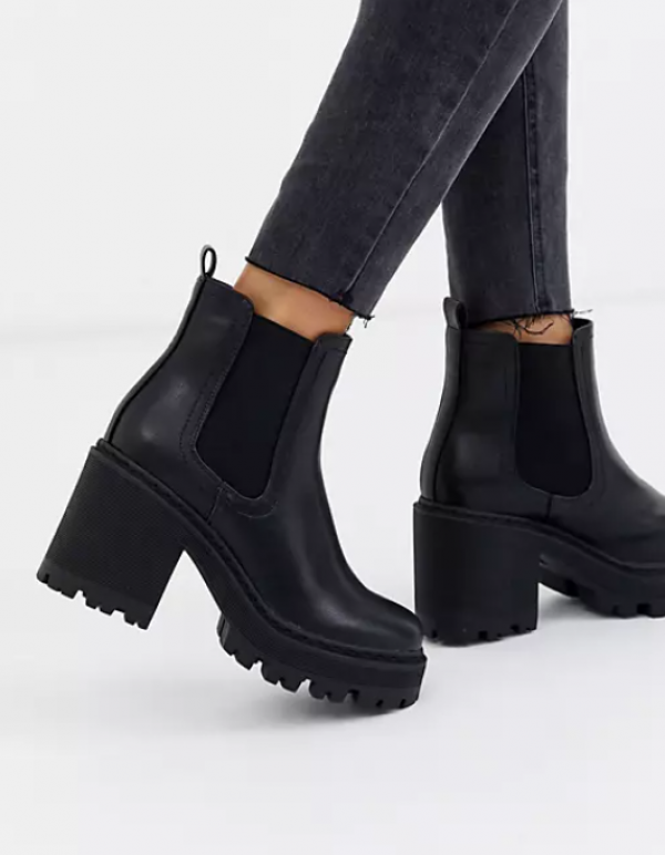 Sepatu ankle boots dengan tumit chunky